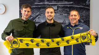 Neuzugang Dani Baijens (Mitte) mit Löwen-Sportchef Uwe Gensheimer (links) und Geschäftsführer Holger Bachert.