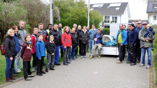 Nach getaner Arbeit beim Zwingenbergen Frühjahrsputz trafen sich die „Müllsammler“ samt ihrer „Unrat-Schätze“ vor der Melibokushalle, in deren Foyer der Verein Zwingenberger Mittagstisch ein Mittagessen für die Helfer und Helferinnen anbot.