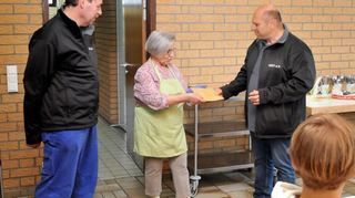 Giacomo Tasca (r.) und Dirk „Carlo“ Schuchmann (l.) vom Verein zur Erhaltung der Zwingenberger Traditionskerb übergaben an Mittagstisch-Vorsitzende Ingrid Fieberling eine Spende in Höhe von 400 Euro.