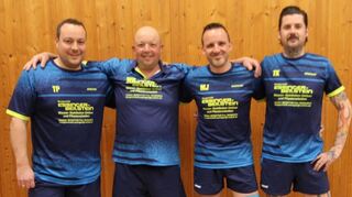 Als Kreisliga-Vizemeister kehrt der TSV Reichenbach mit (von links) Thorsten Peter, Werner Bitsch, Mirko Jährling und Tobias Küfner in die Bezirksklasse zurück.