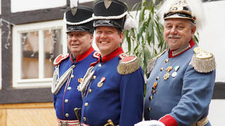 Der neue Kommandant der Bensheimer Bürgerwehr, Alexander Kreissl (Mitte), Landeskommandant Adrian Staiger (rechts) und der Vorsitzende von Oald Bensem und stellvertretende Kommandant der Bensheimer Bürgerwehr, Heinz Walter.