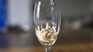 Eiskaltes Wasser fließt in ein Glas und verwandelt den Inhalt in ein Bier, das alle äußerlichen Ansprüche erfüllt.