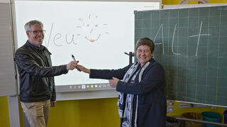 Landrat Christian Engelhardt und Schulleiterin Annette Wunder-Schönung präsentieren die moderne Digital-Tafel.Bild: Berno Nix