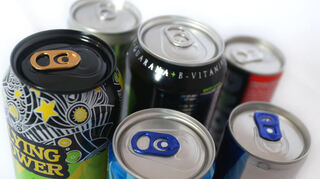 Verschiedene Energy-Drinks der Discounter Aldi, Lidl und Edeka.