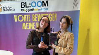 BAnane-Mitarbeiterin Cara (l.) mit der Youtuberin Jodie Calussi, die auf der Leipziger Buchmesse ihren ersten Roman „Gazing into the Stars“ vorgestellt hat.