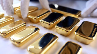 Frisch gegossene Goldbarren: Bei den Anlegern ist das Edelmetall derzeit erste Wahl.