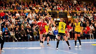 Hier kommt Amelie Berger frei zum Abschluss – insgesamt betrieben die Flames aber im Heimspiel gegen Borussia Dortmund wieder zu viel Chancenwucher, so dass es am Ende eine vermeidbare 27:28-Niederlage gab.