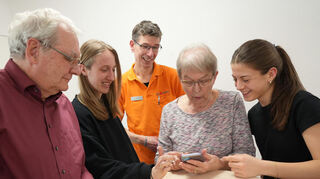 Gemeinsam waren die Besucher der Veranstaltung und ihre jungen Helfer erfolgreich beim Installieren der App gesund.de (von links): Peter Ehrt, Leonie Wahlig, Apotheker Frank Deselaers, Charlotte Sartorius und Theresa Krampff.