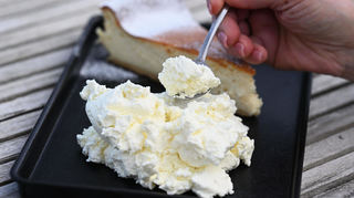 In dem Käsekuchen befindet sich als Zutat der Schichtkäse. Das Verschwinden des traditionellen Schichtkäses in den meisten Supermarktregalen erregt im Südwesten die Gemüter