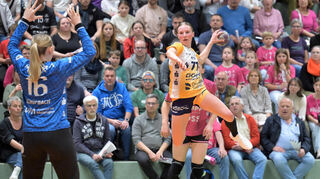 Jule Polsz (re.) steuerte drei Tore zum Auswärtssieg der Flames bei der TuS Metzingen bei.