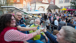 Anstoßen auf den ersten Abendmarkt 2025 im Hof des „Schlösschens“. Am 17. April wird der Rathaushof erneut zum kulinarischen Treffpunkt.