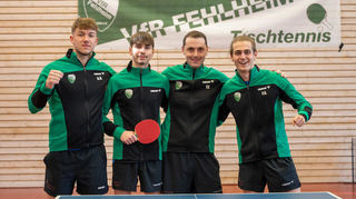 Der VfR Fehlheim feiert die Oberliga-Meisterschaft: v.l. Aljaz Godec, Bastian Schubert, Timo Freund, Felix Schubert.