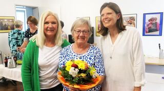 Heimleiterin Claudia Wolf (links) und Claudia Ebner, Leiterin der Anlaufstelle Älterwerden, dankten Karin Gärtner (Mitte), der Gründerin des „Café Vinzenz“.