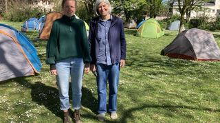 Lin Nagels und Dorothee Hildebrandt vor den Zelten im Protestcamp.