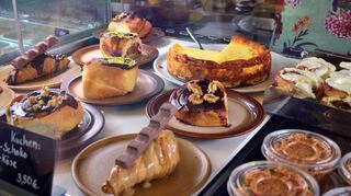 Bei Bazaar gibt es nicht nur Eis, sondern auch Kuchen, Zimtschnecken und Croissants.