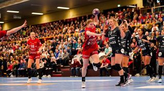 Die Weststadthalle war bei den Flames-Heimspielen gut besucht; hier setzt sich Nina Engel entschlossen durch