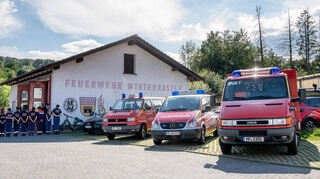 Weil die Stellplatzgröße für die vorhandenen Feuerwehrfahrzeuge der Freiwilligen Feuerwehr Winterkasten nicht ausreicht, muss eine Fahrzeughalle für drei Einsatzwagen gebaut werden. Außerdem wird das bestehende Gerätehaus umgebaut und aufgestockt.