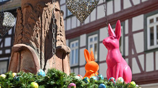 Der Bürgerwehrbrunnen in der Bensheimer Fußgängerzone wurde österlich geschmückt.