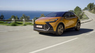 „Hammerhai-Look“ nennt Toyota die sehr markante Frontpartie mit einem pfeilförmigen Design aus Voll-LED-Scheinwerfern und Blinkerleuchten.