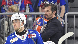 Adler-Trainer Dallas Eakins (r.) muss sich an der Herausforderung messen lassen, torgefährliche Stürmer zu verpflichten.