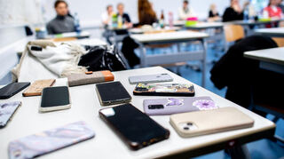 An vielen Schulen im Kreis müssen die Schüler ihr Smartphone vor dem Unterricht abgeben. Manche haben sogar extra dafür Handygaragen eingeführt.
