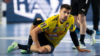 Der Schockmoment: Ivan Martinovic von den Rhein-Neckar Löwen fasst sich im Pokal-Halbfinale gegen Kiel an das schmerzende Knie.