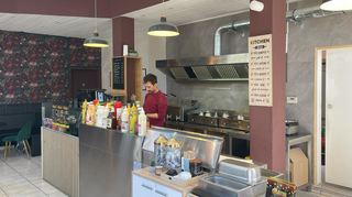 Backberry Snackhouse-Inhaber Halid Erdud steht im Mannheimer Laden selbst hinter der Theke.