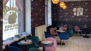 Im Inneren des Backberry Snackhouse in Mannheim stehen Sitzgelegenheiten zum Essen bereit.