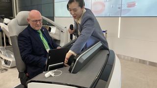 Baden-Württembergs Verkehrsminister Winfried Hermann (Grüne) informiert sich beim Automobilzulieferer Hyundai Mobis in Seoul über die neuesten Fahrassistenzsysteme.