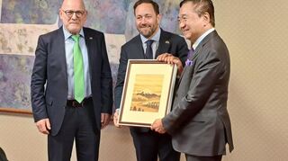 Baden-Württembergs Verkehrsminister Winfried Hermann (v.l.), Florian Hassler, Staatssekretär für politische Koordinierung und Europa im Staatsministerium Baden-Württemberg, und Yuji Kuroiwa, Gouverneur der Präfektur Kanagawa, beim Austausch im japanischen Yokohama.