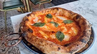 Eine klassische neapolitanische Pizza Margherita. Das im Eats Amore genutzte Mehl kommt aus Neapel. Die Pizza wird mit der Schere geschnitten.