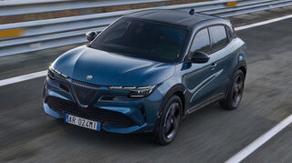 Mit schmalen Scheinwerfern und selbstbewusstem Grill präsentiert sich der neue Alfa Romeo Junior.