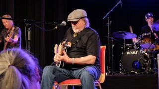 Der britische Gitarrist und Sänger Miller Anderson (Mitte) spielt mit seiner Band in der Festhalle Dudenhofen.