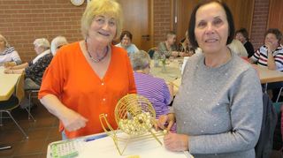 Ulrike Peter (links) als Glücksfee und Christel Caldone an der Lostrommel.