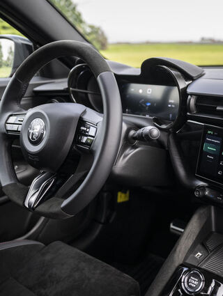 Das Lenkrad des Alfa Romeo Junior ist mit Leder und Alcantara bezogen.