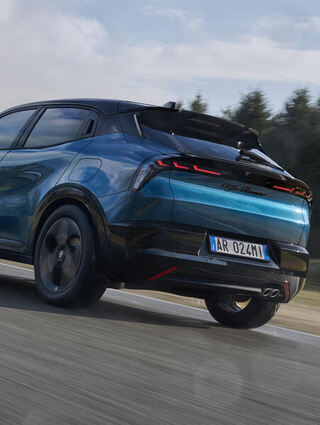 Das Lichterband spannt einen Bogen über das Heck des Alfa Romeo Junior.