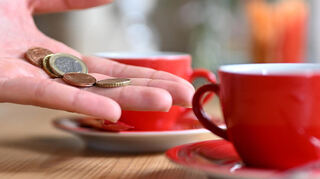 Viele Menschen sind unsicher, wie viel Trinkgeld angemessen ist.