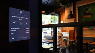 „Möchtest du dem Team ein Trinkgeld geben?“ - Anzeige in einem Lokal in Mannheim.