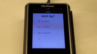 Eine schlichte Anzeige in einem Café auf Englisch.