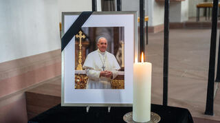 In der Kirche Sankt Georg wurde ein Bild von Papst Franziskus aufgestellt.