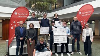 Die Siegerehrung in den Räumen der Sparkasse Bensheim rechts Lea Berg (Sparkasse Bensheim), links Michael Roth (Bergsträßer Anzeiger)