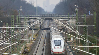 Ein ICE rollt auf der Riedbahnstrecke Richtung Frankfurt. Die geplante Neubaustrecke soll auch die Riedbahn entlasten.