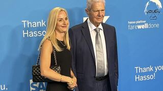 Dietmar Hopp mit seiner Schwiegertochter Isabel Hopp im Mai 2024 bei der Abschiedsgala für Hasso Plattner in der Mannheimer SAP Arena.