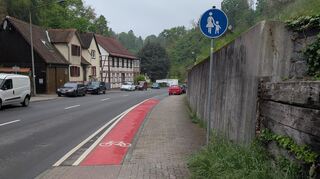 Die Grünen sehen es als wichtig an, die Zu- und Abfahrten auf den Geh- und Radweg bei Elmshausen besser zu markieren. Nach Angaben der Gemeindeverwaltung ist das nicht möglich, weil es kein reiner Radweg ist. In Schönberg ist eine entsprechende Markierung aber vorhanden.