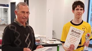 Vorsitzender Bernhard Glanzner übergab Felix Keiper Urkunde und Pokal für die Meisterschaft der Jungen-19-Kreisliga. Das Team wurde zusätzlich Kreispokalsieger und belegte den dritten Platz bei den Bezirkspokalspielen.