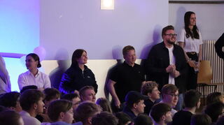 Viele interessierte Wirtschaftsstudenten erwarteten gespannt, wer als Sieger aus dem „thincubator“-Pitchday hervorgeht. Sven Birkner (stehend, Mitte) ist eines der Jury-Mitglieder.