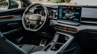 Großes Display und ein Cockpit, das sich zum Fahrer neigt.