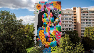 Okudas “Girl´s Love" prangt seit 2019 an der Fassade der Hochuferstr. 33 in Mannheim Herzogenried.