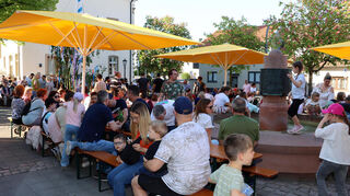 Frohes feiern rund um den Dorfbrunnen