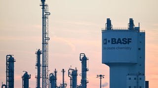 Der Schriftzug BASF ist an einer Industrieanlage auf dem Gelände des Chemieunternehmens BASF angebracht.